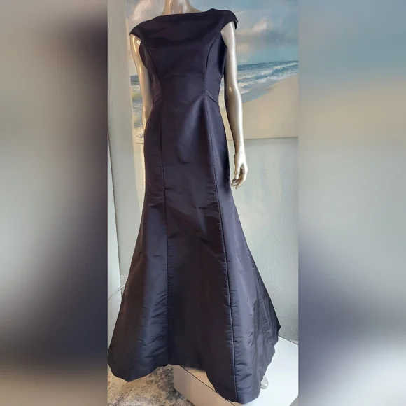 *$6,000 NEW CAROLINA HERRERA BLACK SILK SAMPLE GOWN US S